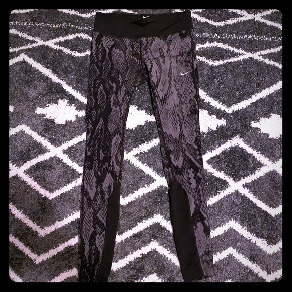 GRAY & BLACK SNAKE PRINT NIKE LEGGINGS - Picture 1 of 3